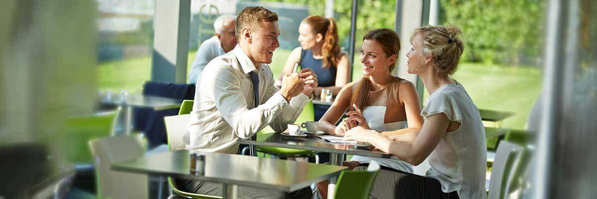 Arbeitnehmer genießen den Corporate Benefit Kantine mit günstigem Essen in sozialer Atmosphäre