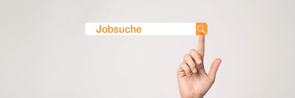 Eine Hand zeigt mit dem Zeigefinger auf eine Suchleiste mit dem Wort "Jobsuche" und einer Suchsymbol-Schaltfläche.