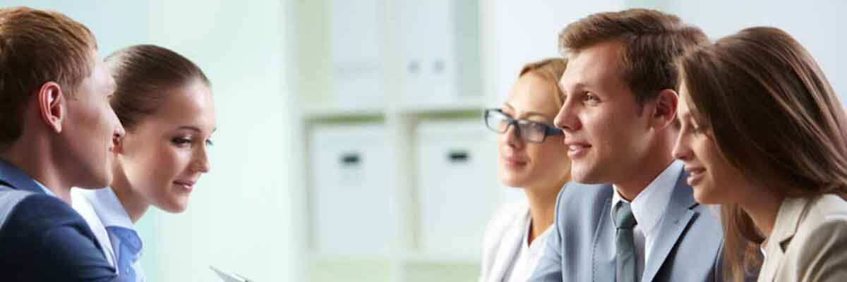 Clinical Research Associates beraten sich in einem Meeting