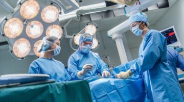 Chirurgen bei der Arbeit im OP-Raum