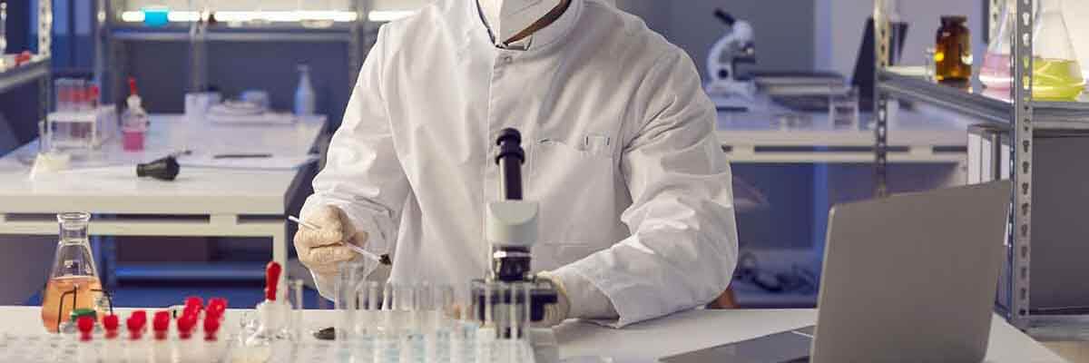 Pharmazeut führt Experiment im Labor durch