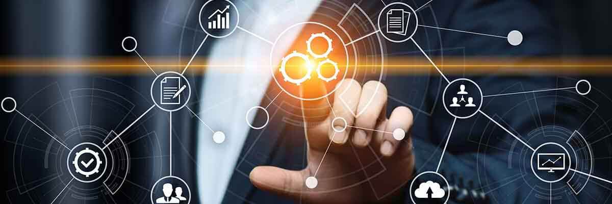 Projektingenieur demonstriert Automatisierungssoftware während einer Präsentation in einem Konferenzraum.