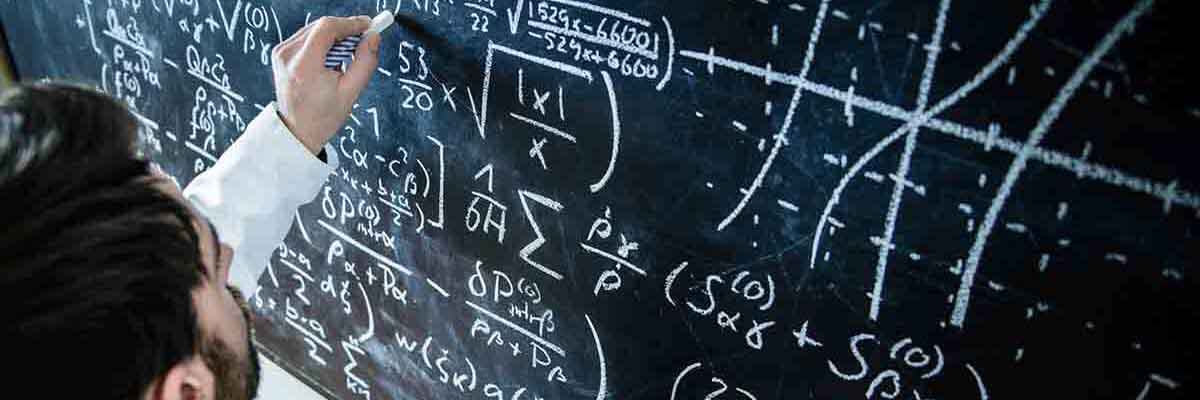 Mathematiker – Berufsbild Mann schreibt Formel auf Tafel
