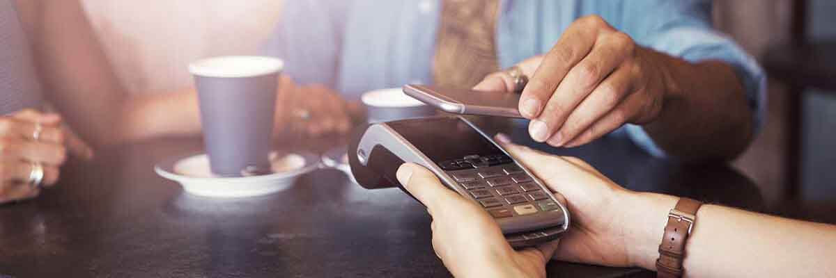 Person bezahlt mit Handy