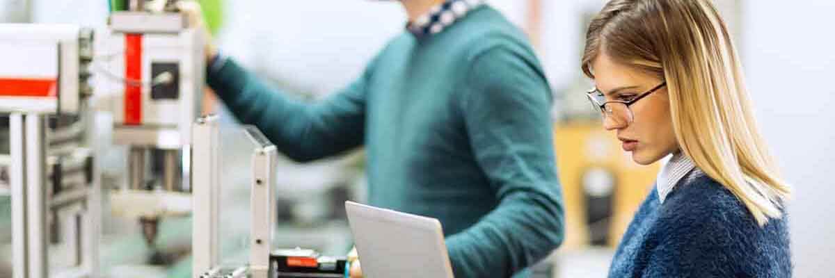 Ingenieurteam arbeitet zusammen an der Modifizierung von Funktionen in einer Werkstatt.