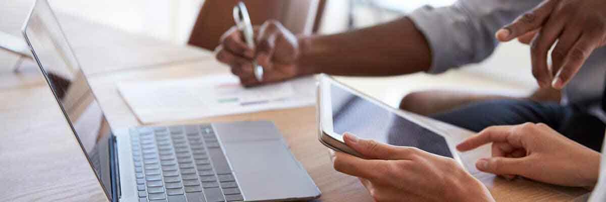 Zwei Angestellte besprechen etwas auf ihren Tablet