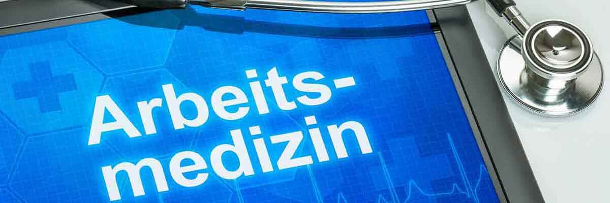 Tablet mit Aufschrift Arbeitsmedizin