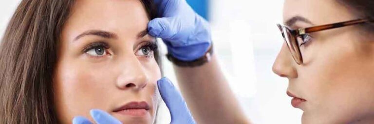 Augenärztin untersucht Auge ihrer Patientin