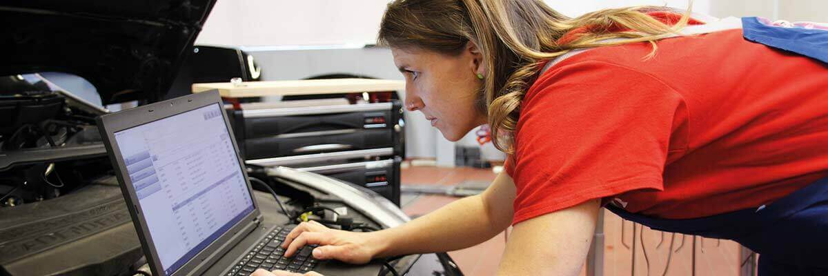 Kfz-Mechatronikerin in Werkstatt