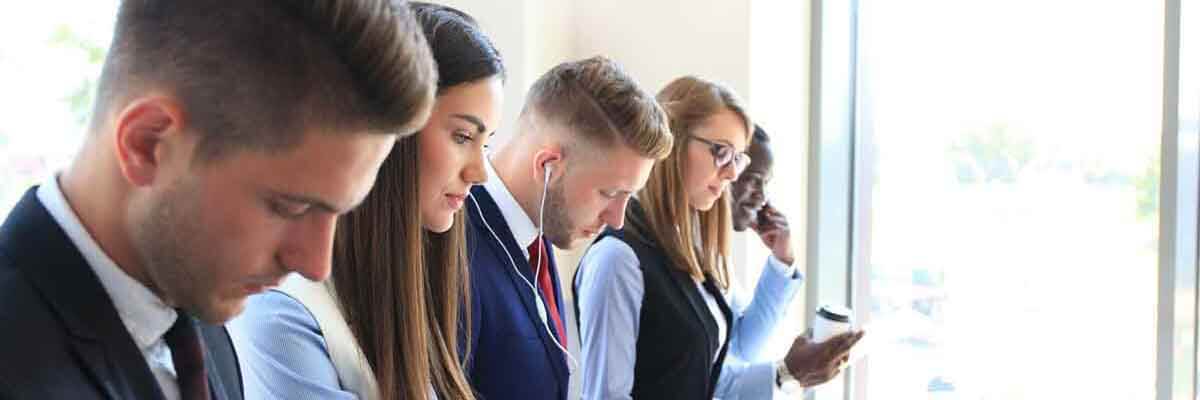 Bewerber im Warteraum bereiten sich auf ihr Bewerbungsgespräch vor