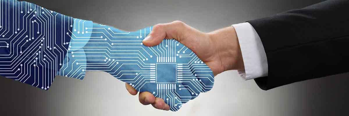 Zwei Menschen schütteln sich die Hand, ein Arm ist mit einem Computerchip-Overlay verziert, um die Zusammenarbeit zwischen Mensch und Maschine darzustellen.