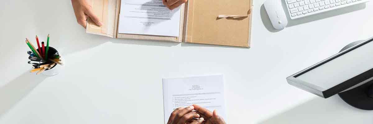 Bewerbungsdokumente liegen auf einem Tisch