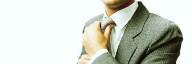 Mann formeller Kleidung richtet seine Krawatte