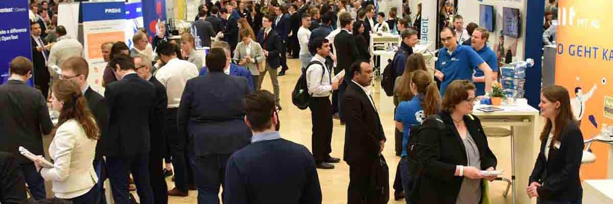 Personen auf einer Job Messe