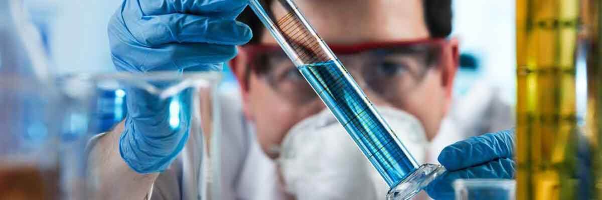 Chemieingenieur führt Tests mit Reagenzgläsern in einem Forschungslabor durch.