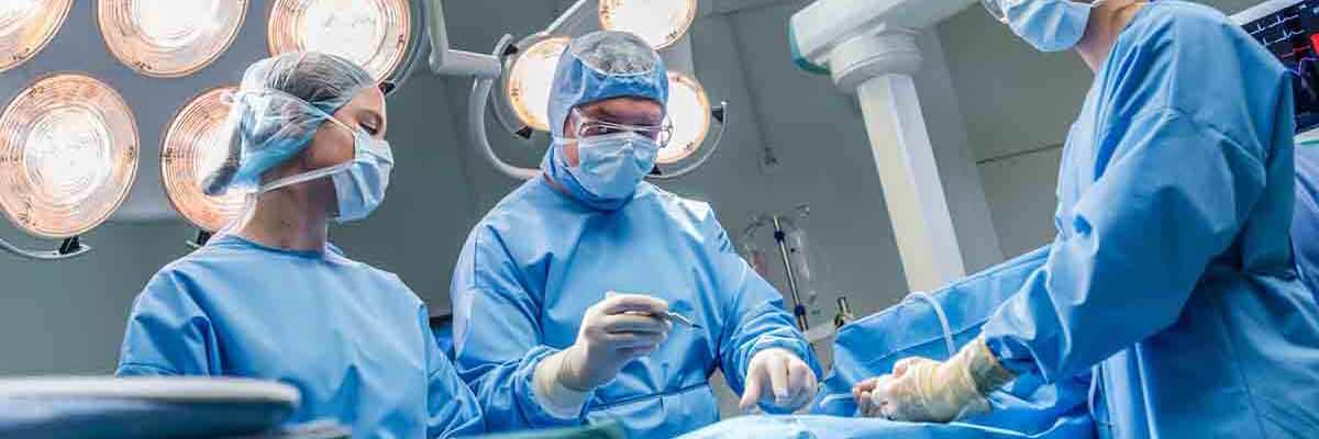 Chirurg in OP-Kleidung führt OP durch