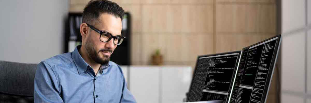 Softwareentwickler programmiert