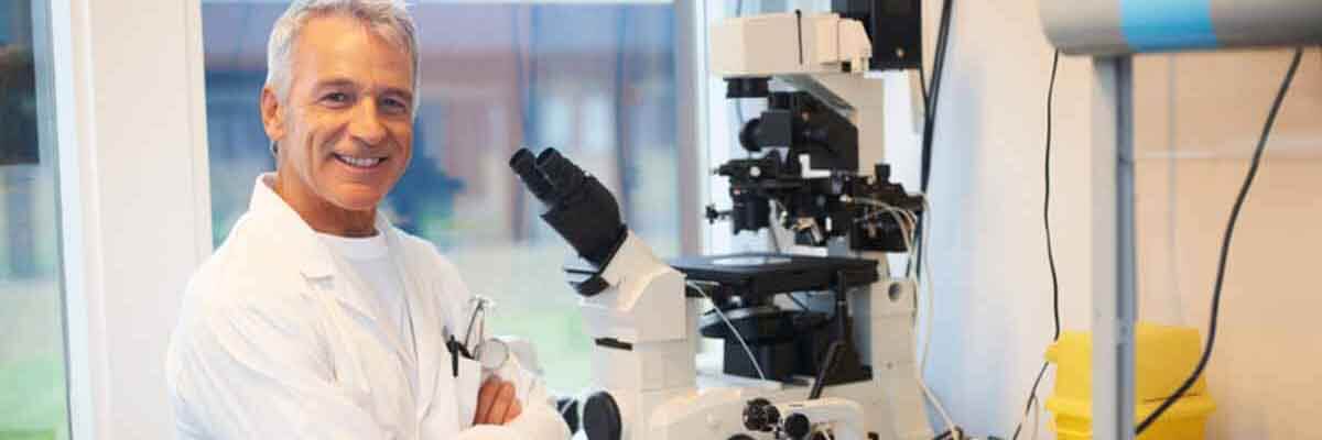 Forscher sitzt am Tisch in einem wissenschaftlichen Labor.