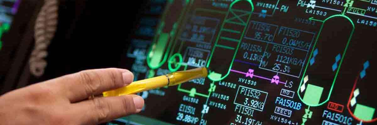 Qualitätsmanager überprüft das Kontrollpanel in einer Fabrik, um die Produktqualität sicherzustellen.