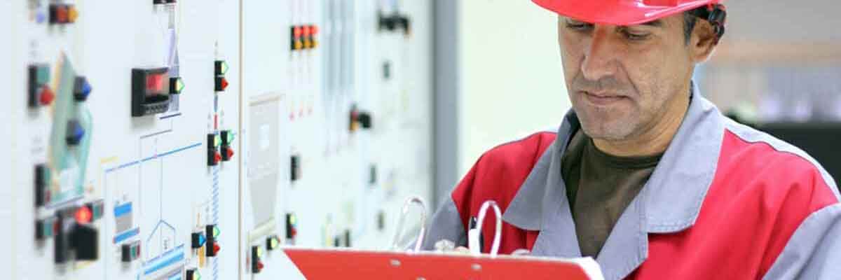 Ingenieur prüft elektrische Schaltungen