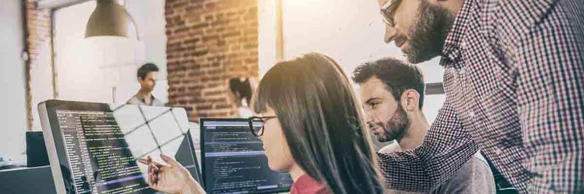 Softwareentwickler arbeitet an einem Code