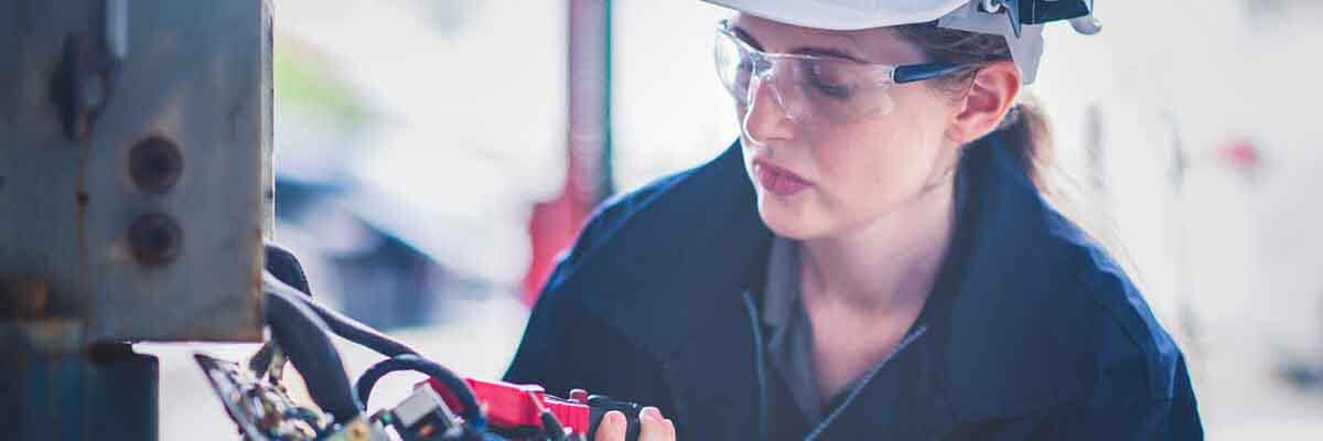 Elektroingenieurin untersucht Schaltrkreis