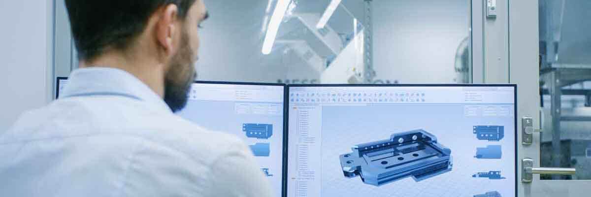 Ingenieur betrachtet 3D-Modell von Bauteilen