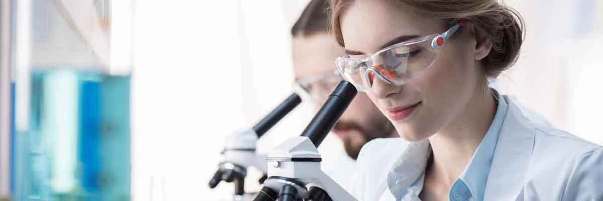 Wissenschaftlerin benutzt ein Mikroskop