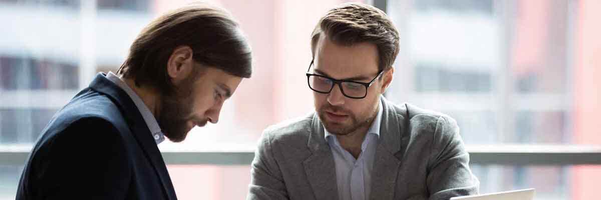 Regulatory Affairs Manager berät seinen Kunden