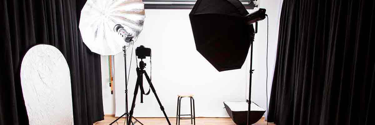Das Bewerbungsfoto: Tipps für eine sympathische Bewerbung Fotostudio mit Kamera und Lichtern
