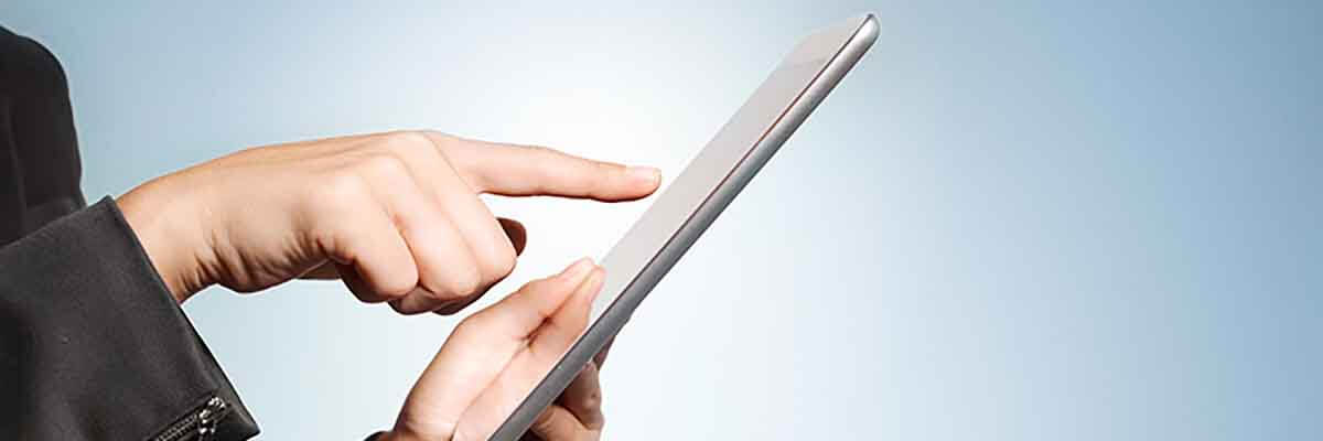 Hand einer Frau hält ein Tablet, das eBook anzeigt