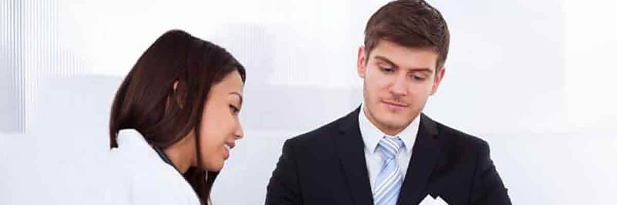 Klinischer Monitor bespricht sich mit Ärztin