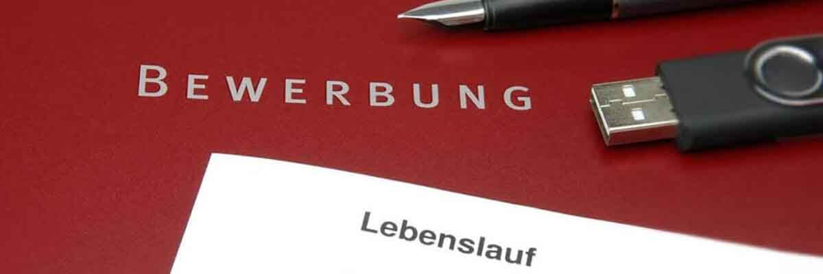Eine Bewerbungsmappe mit einem Lebenslauf
