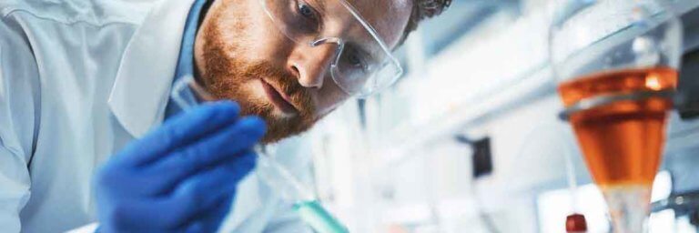 Biologe betrachtet Substanz in Reagenzglas