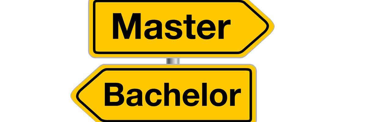 Schilder mit den Aufschriften "Master" und "Bachelor", symbolisch für die Entscheidung zwischen den beiden Abschlüssen.