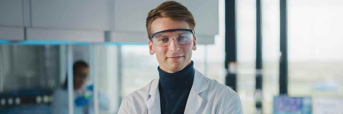 Chemielaborant im Labor