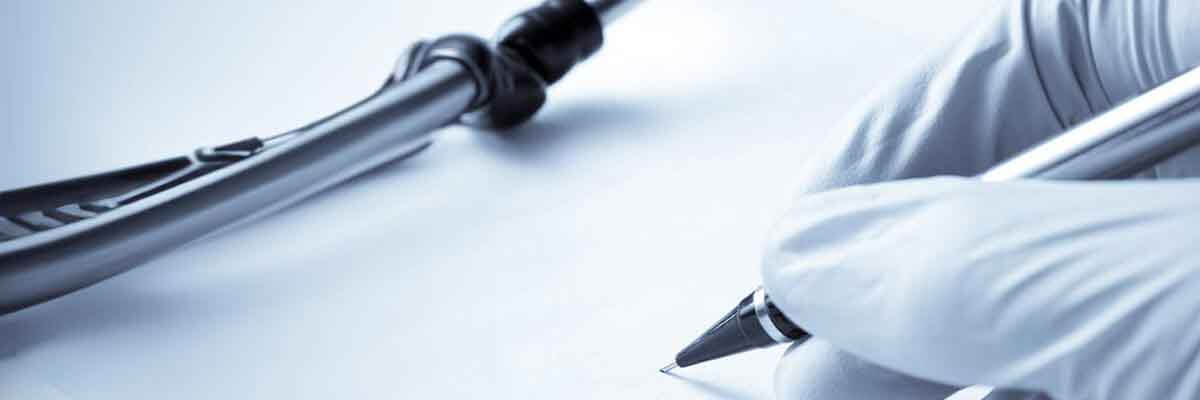 Medizinischer Dokumentar unterschreibt ein Dokument