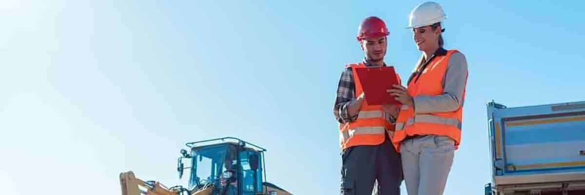 Straßenbauingenieure besprechen Bauprojekt