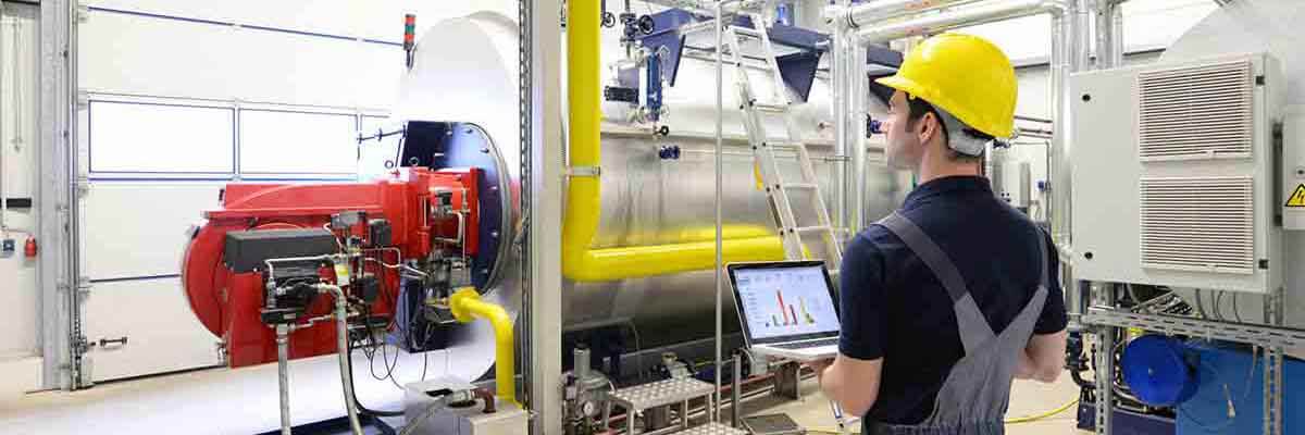 Techniker überprüft eine Anlage in einem industriellen Umfeld.