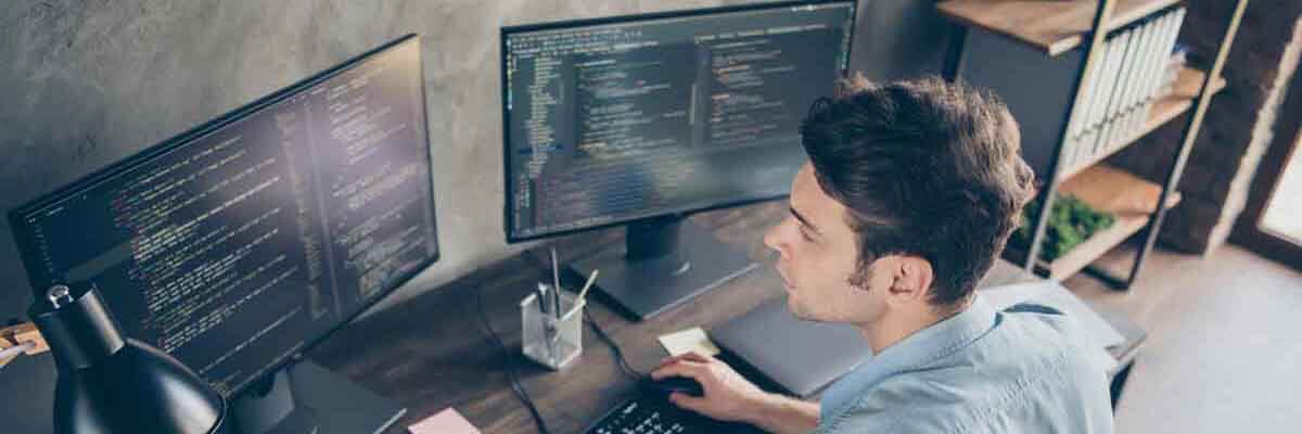 Softwareentwickler schreibt Code