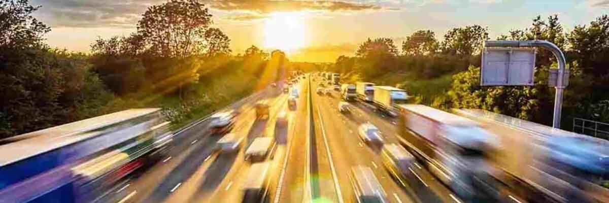 Verkehr auf der Autobahn stellt dar, wie wichtig das Verkehrsingenieurwesen ist