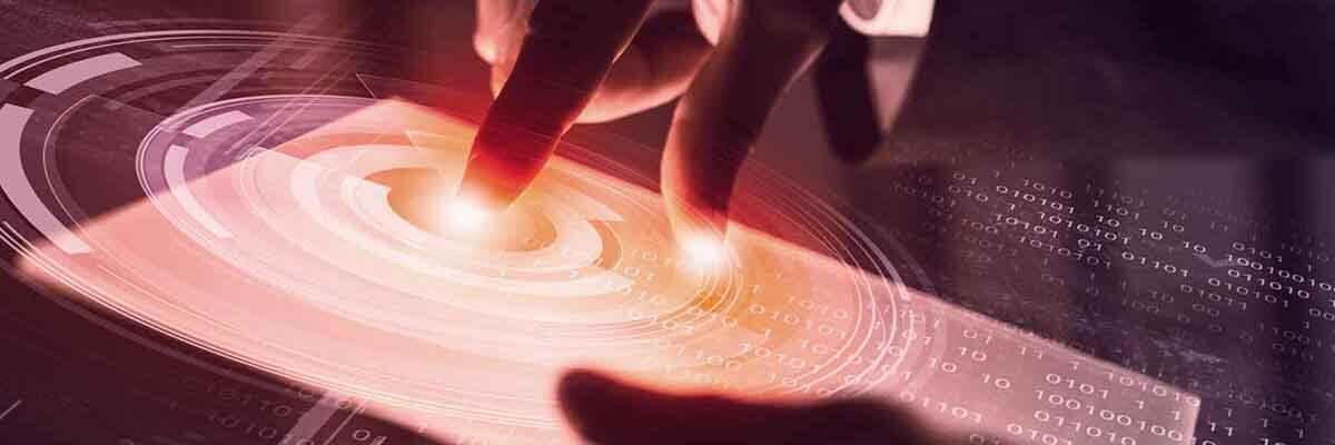 Person nutzt Touchpad zur Visualisierung von Daten