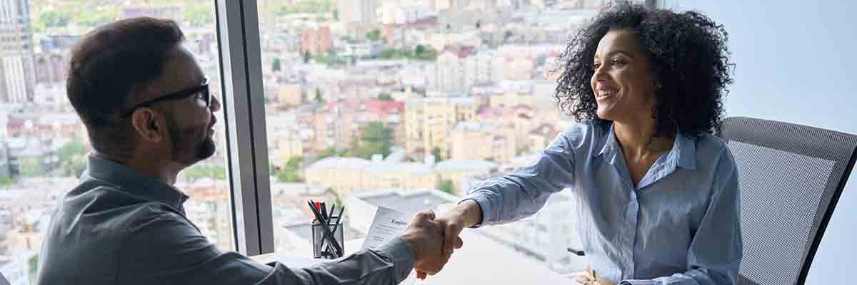 Person im Vorstellungsgespräch sitzt einem potenziellen Arbeitgeber gegenüber.