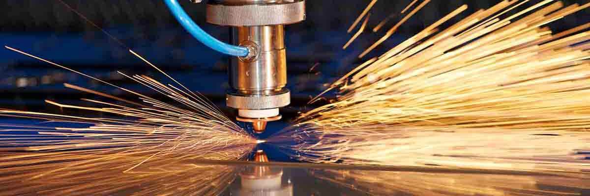 Laserschneider bearbeitet Material und Funken sprühen