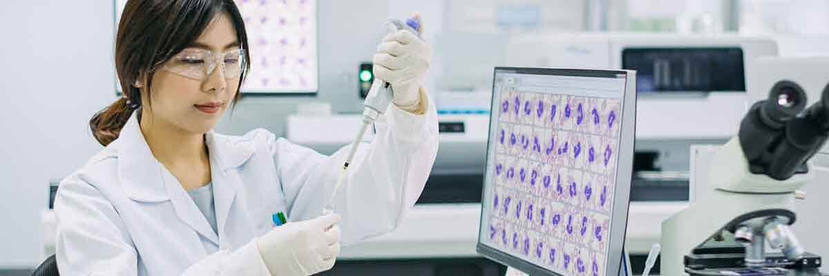 Medizintechnologin führt präzise Pipettierarbeiten in einem Laborexperiment durch.