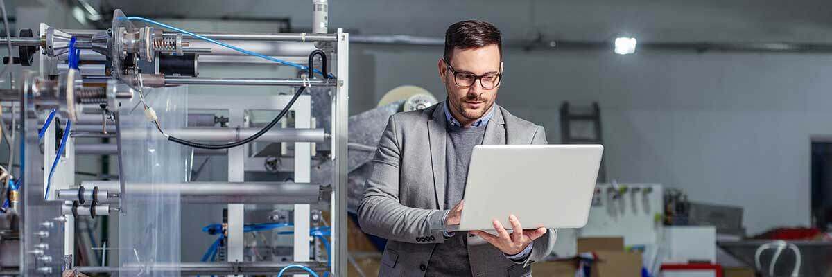 Entwicklungsingenieur an Maschine