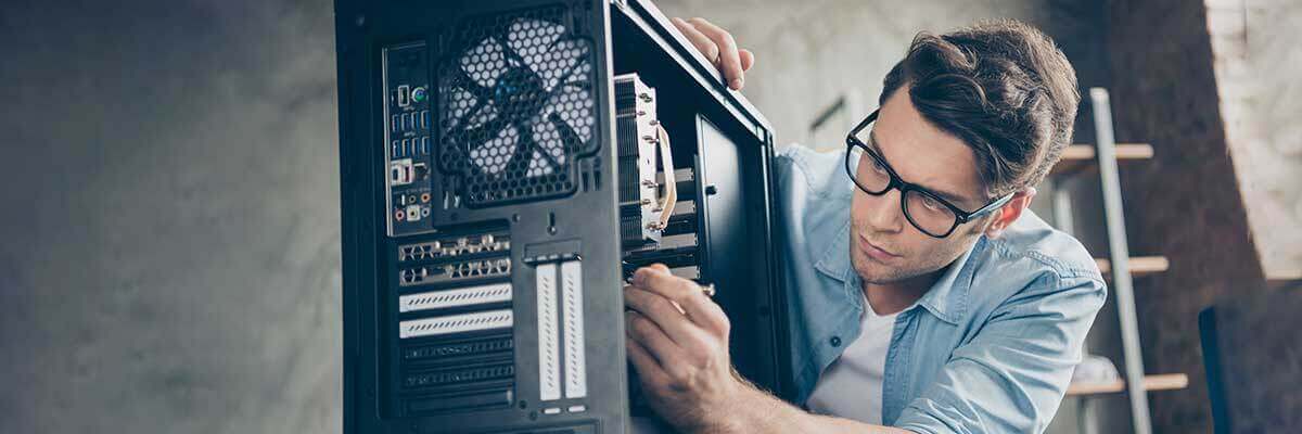 Systemintegrator arbeitet an Hardware