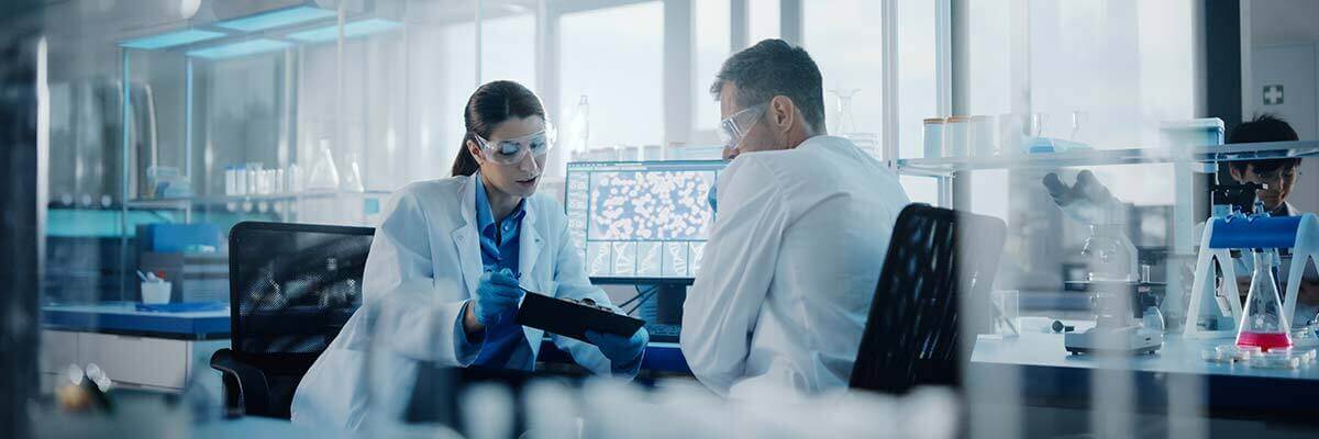 Biotechnologen betrachten etwas auf ihrem Klemmbrett