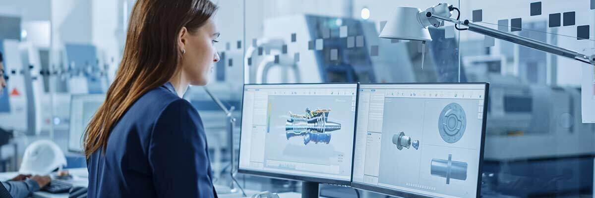CAD Konstrukteurin bearbeitet Bauteil am Bildschirm