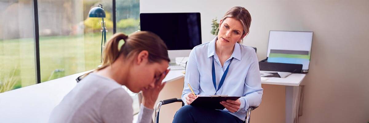Psychiater beim Patientengespräch